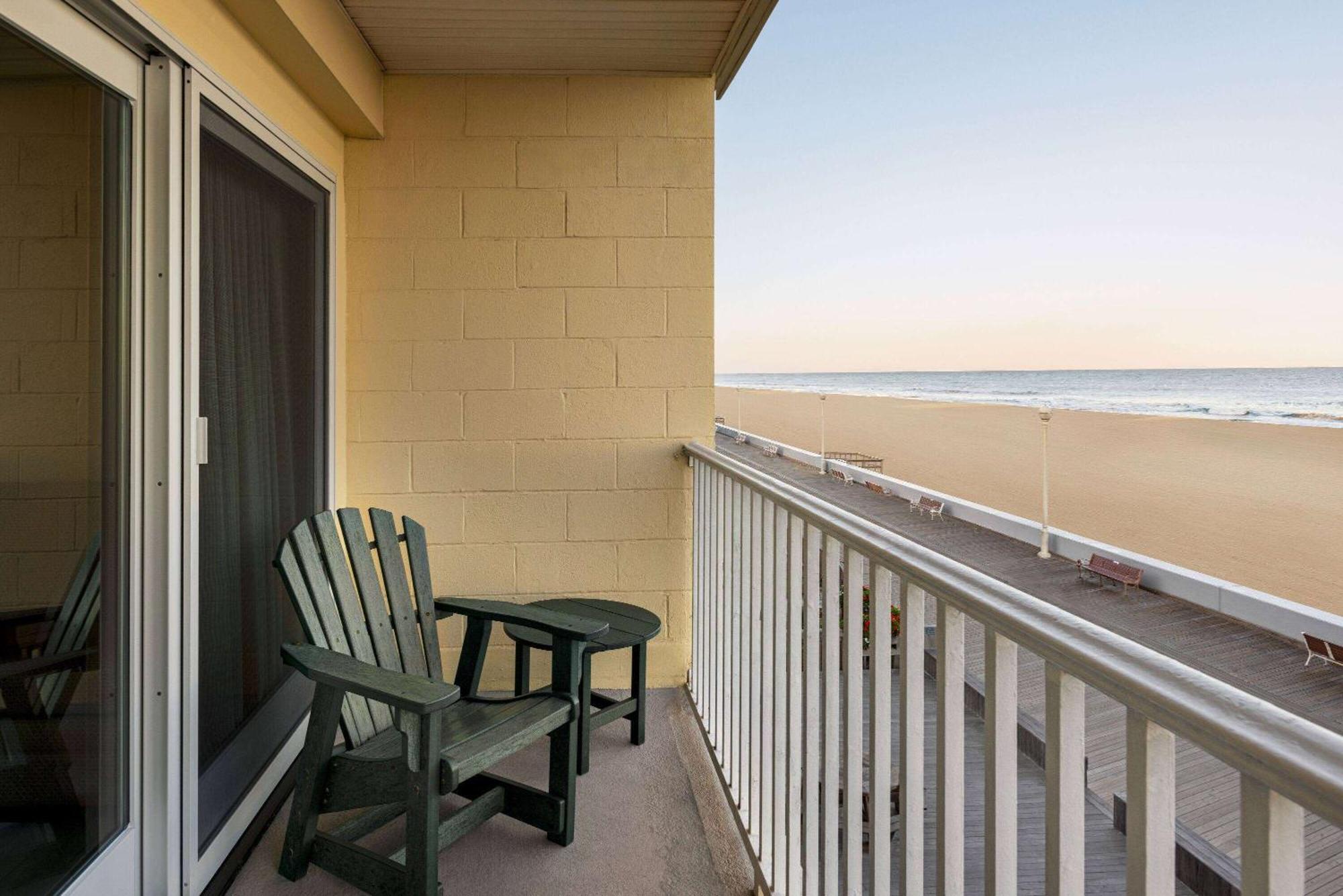 Howard Johnson By Wyndham Ocean City Oceanfront Exterior photo